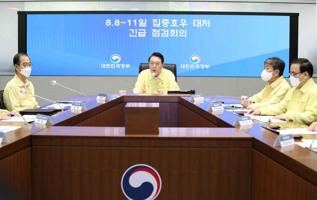 Sáng 9/8, Tổng thống Hàn Quốc Yoon Suk-yeol đã chủ trì cuộc họp khẩn cấp để ứng phó với mưa ngập lớn nhất trong 80 năm qua, khiến 7 người thiệt mạng và 6 người khác mất tích. 
Ông Yoon đã phải hủy lịch họp Nội các để giám sát tình hình khẩn cấp này. Cuộc họp được tổ chức bên trong phòng tình huống ứng phó thảm họa thuộc khu phức hợp Văn phòng Chính phủ tại Seoul. Ảnh - Korean Herald