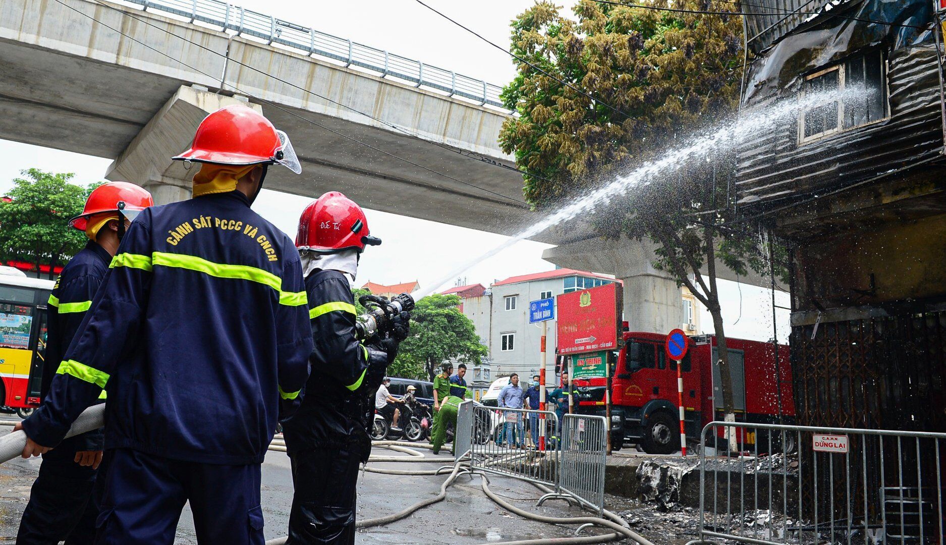 Thông tin từ Công an phường Mai Dịch, vụ cháy không gây thiệt hại về người.