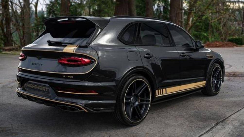 Xe có ngoại hình màu đen, kết hợp với các chi tiết màu vàng tương phản, điều này khiến chiếc Bentayga bớt đi tính thanh lịch, thay vào đó là nét thiết kế có phần hầm hố