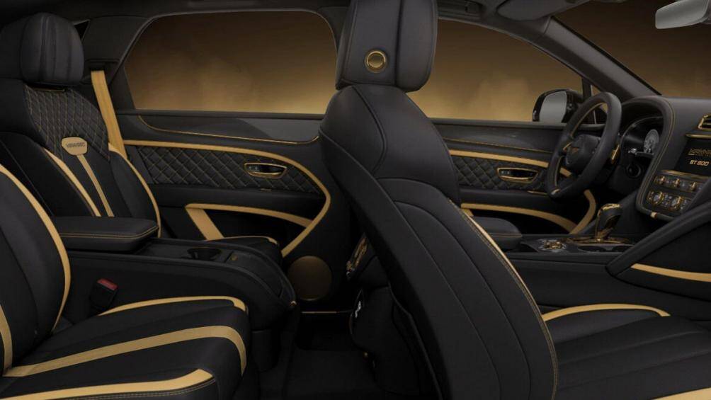 Nội thất cũng được phối theo tone màu đen-vàng. Nhiều chi tiết trang trí được làm từ sợi carbon