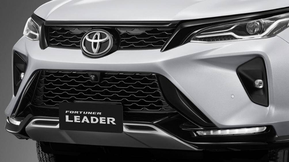 Toyota Fortuner Leader 2023 có nhiều chi tiết mới như: lưới tản nhiệt phía trước, cản trước và cản sau. Bên cạnh đó bệ bước chân màu đen, la-zăng hợp kim 18 inch mới và huy hiệu Leader