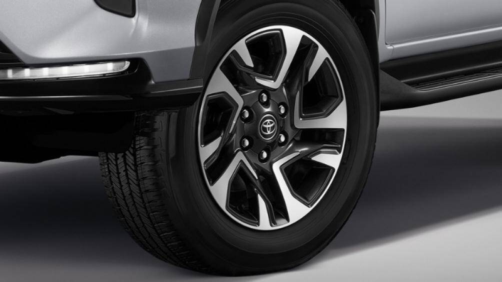 Fortuner Legender được trang bị gói an toàn Toyota Safety Sense bao gồm giám sát điểm mù, cảnh báo phương tiện cắt ngang phía sau, cảnh báo trước va chạm...