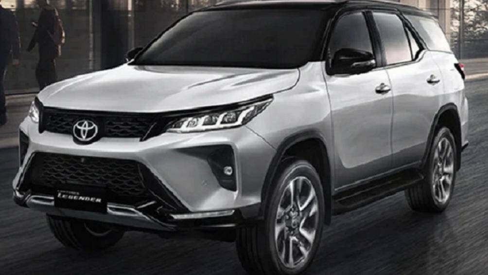 Phiên bản Fortuner Legender 2023 có đèn pha full LED với đèn chiếu sáng ban ngày, đèn báo rẽ tuần tự, mui xe màu đen, la-zăng hợp kim 20 inch và huy hiệu Legender
