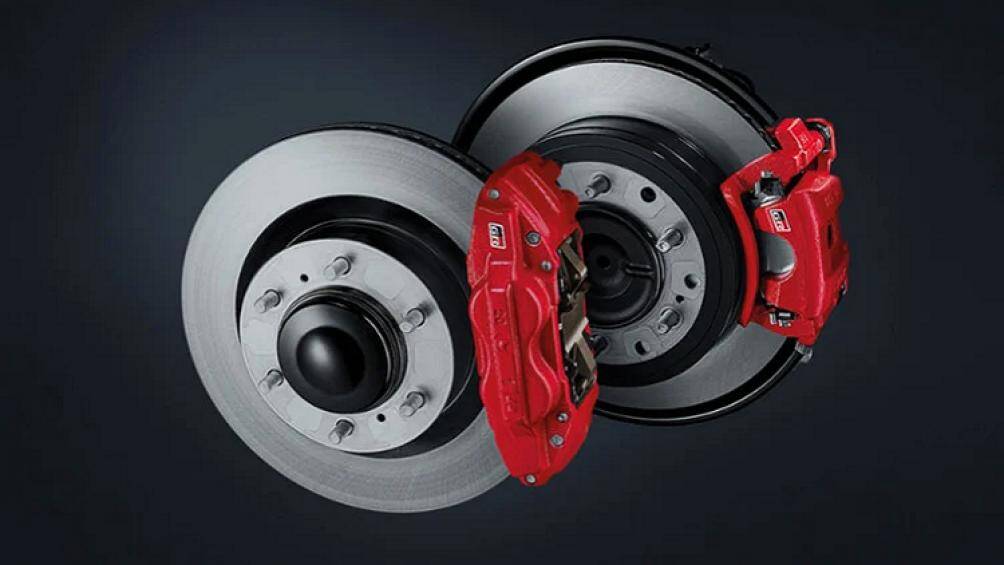 Nội thất xe có tông màu đen và đỏ, vô lăng bọc da Soft Touch, cần số bọc da, chân phanh/ga thể thao, ghế ngồi bọc da đục lỗ và nhiều tính năng hiện đại khác