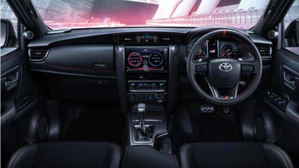 Bên trong cabin, Fortuner Leader 2023 được trang bị gương chiếu hậu chống chói tự động, màn hình cảm ứng 8 inch, ghế lái và ghế hành khách đều bọc da