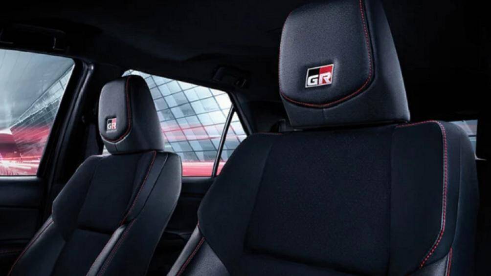 Các trang bị nội thất đáng chú ý của Fortuner Legender mới bao gồm màn hình cảm ứng 9 inch hỗ trợ kết nối Android Auto hoặc Apple Car Play...