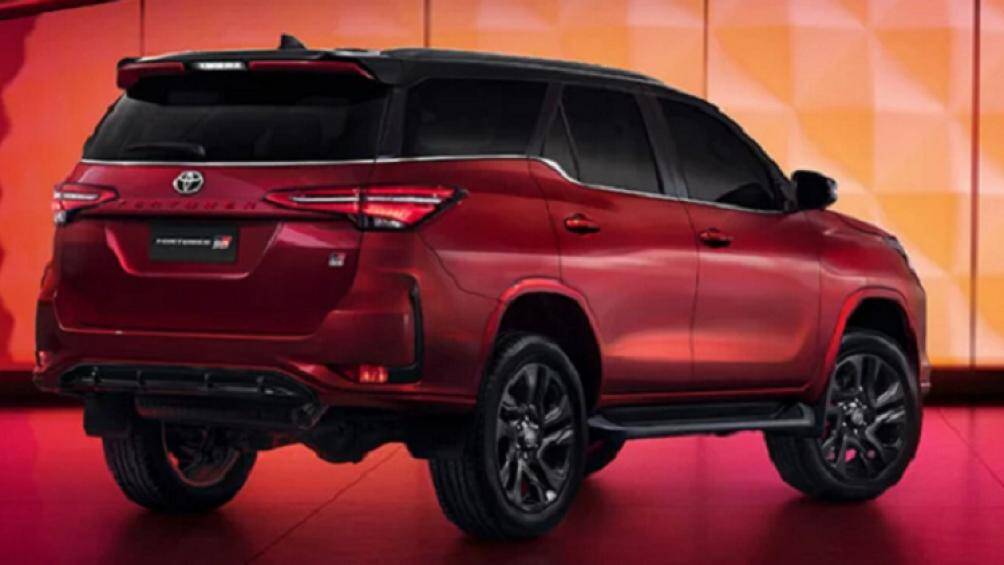 Xe sở hữu lưới tản nhiệt đen bóng có huy hiệu GR, cản trước màu đen, tay nắm cửa cùng màu thân xe, cánh lướt gió phía sau và bộ la-zăng hợp kim 20 inch màu đen