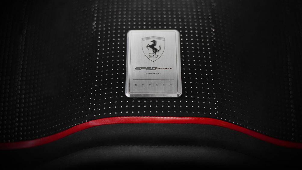 Các đường khâu tinh tế trên tấm che nắng cũng làm tăng thêm hiệu ứng về chiều sâu cho khoang nội thất