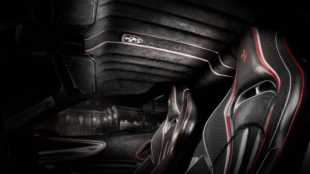 Thương hiệu Carlex Design còn nâng cấp phần trần xe với các họa tiết mới. Chi tiết này được hoàn thiện bằng vật liệu da Alcantara