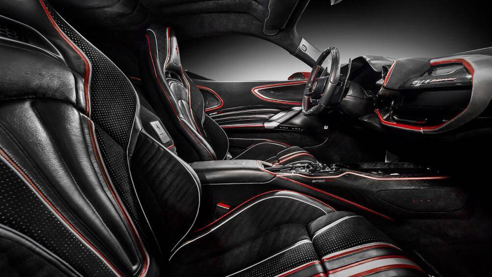Khoang nội thất trên chiếc xe này đã được độ lại hoàn toàn, phối lại với màu đen chủ đạo cùng với các họa tiết màu đỏ, trắng
