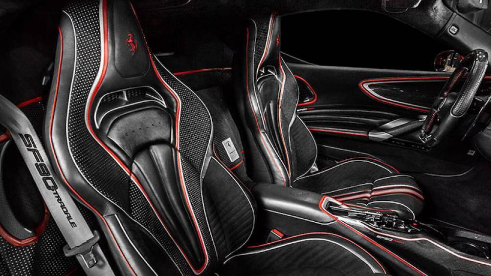 Phần ghế ngồi được bọc kết hợp với da trơn, da lộn cùng với một số miếng da đục lỗ tạo cảm giác thể thao cho ghế