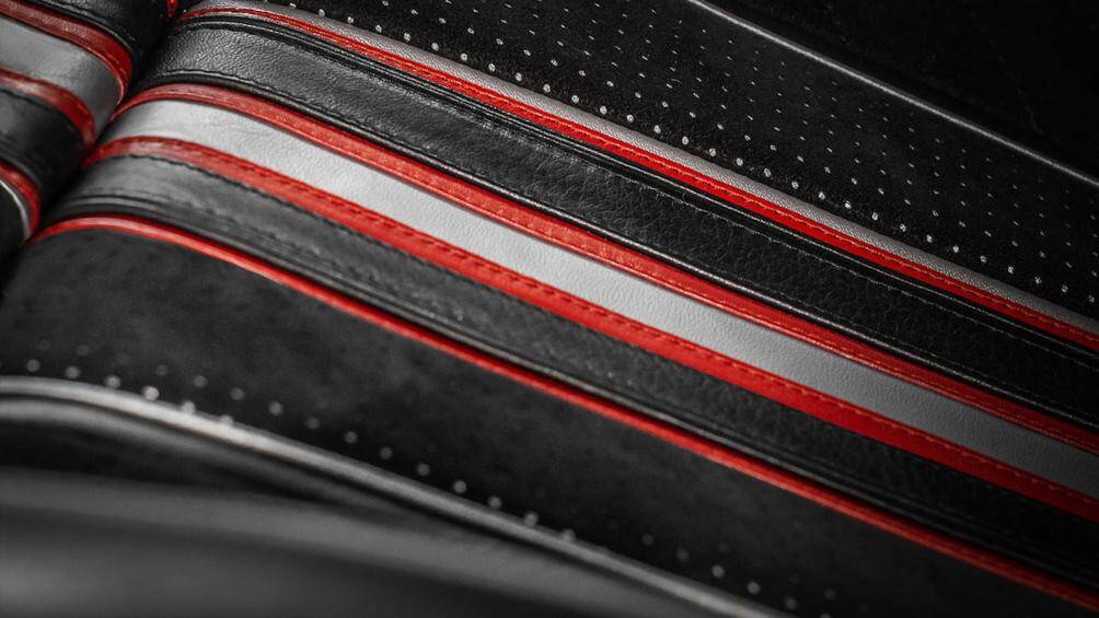 Carlex tiếp tục sử dụng các điểm nổi bật màu đỏ và các họa tiết khác nhau tạo thêm sự ấm áp và sang trọng cho không gian nội thất của xe