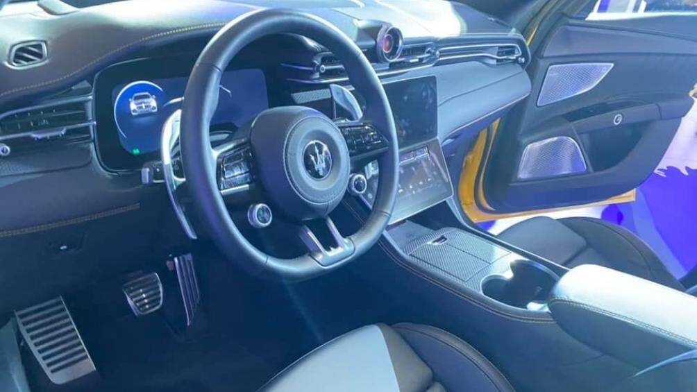 Nội thất xe sở hữu màn hình giải trí đôi, màn hình trên có kích thước 12.3 inch và màn hình cảm ứng điều khiển dưới có kích thước 8.8 inch