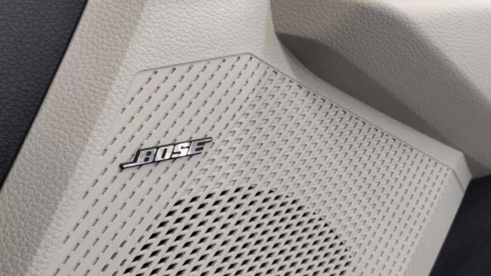 Cùng với đó là màn hình trung tâm kích thước 8 inch, hỗ trợ kết nối Kia Connect, vô-lăng 3 chấu thiết kế D-Cut hay hệ thống âm thanh 8 loa Bose cao cấp