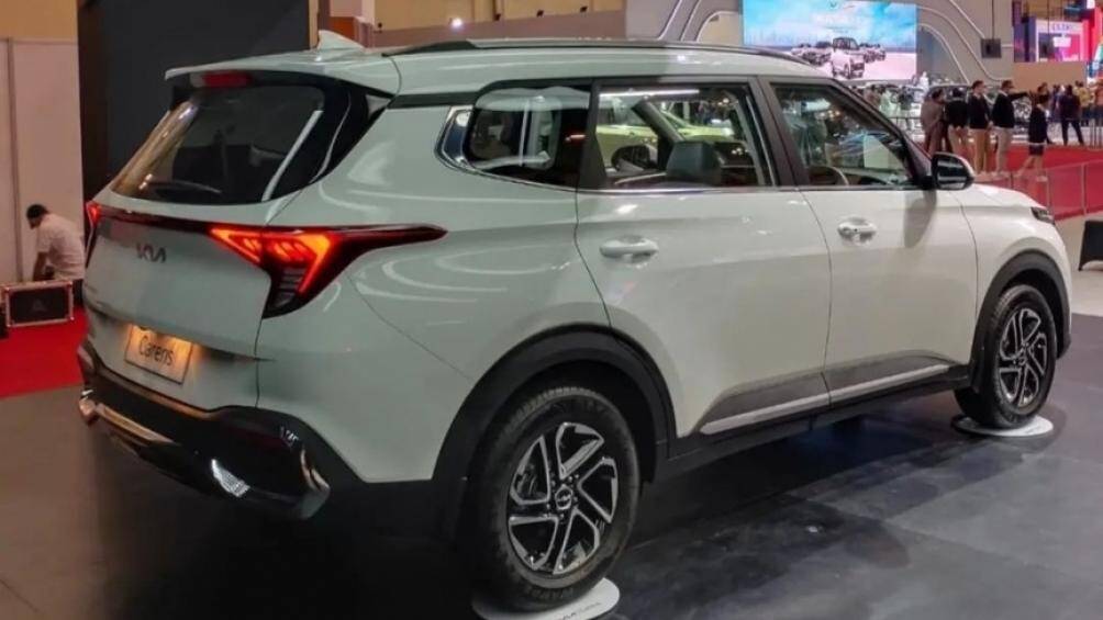 Kia Carens 2022 tại Indonesia cũng sở hữu chiều dài 4.540 mm, chiều rộng 1.800 mm, chiều cao 1.700 mm và chiều dài cơ sở 2.780 mm