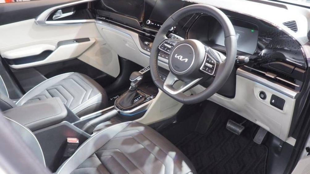 Khoang nội thất của Kia Carens 2022 cung cấp cho người dùng 2 tùy chọn chỗ ngồi là 6 chỗ và 7 chỗ