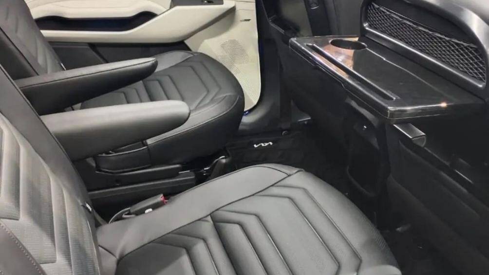 Các trang bị an toàn nổi bật trên Kia Carens 2022 tại Indonesia bao gồm: 6 túi khí, phanh đĩa trên 4 bánh, hệ thống kiểm soát hành trình...