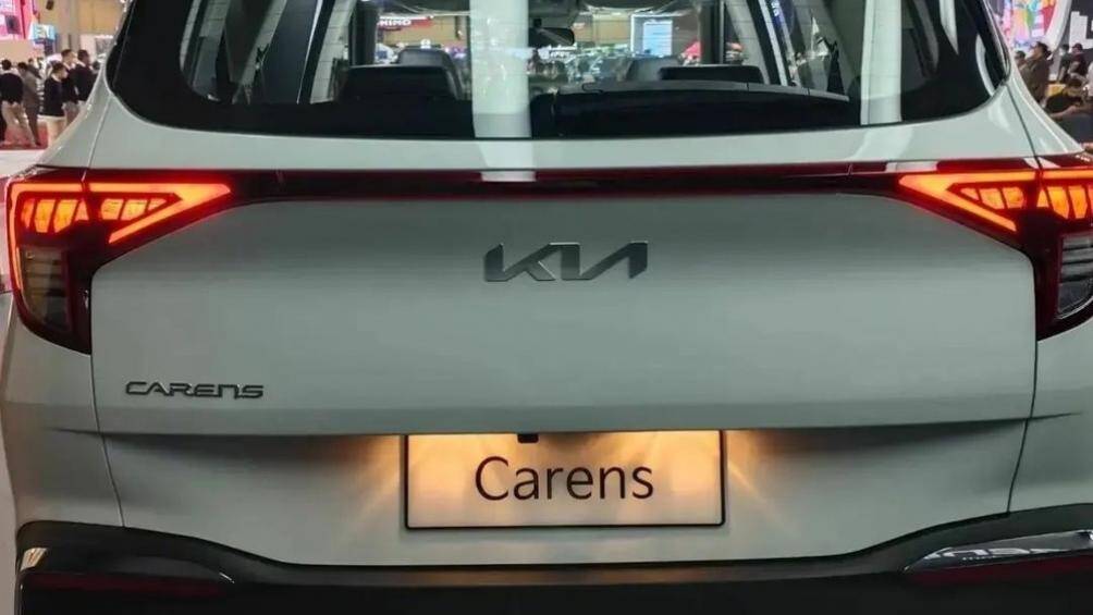 Điểm nhấn của Carens 2022 đến từ ngoại thất có phần táo bạo nhờ ngôn ngữ thiết kế Opposites United