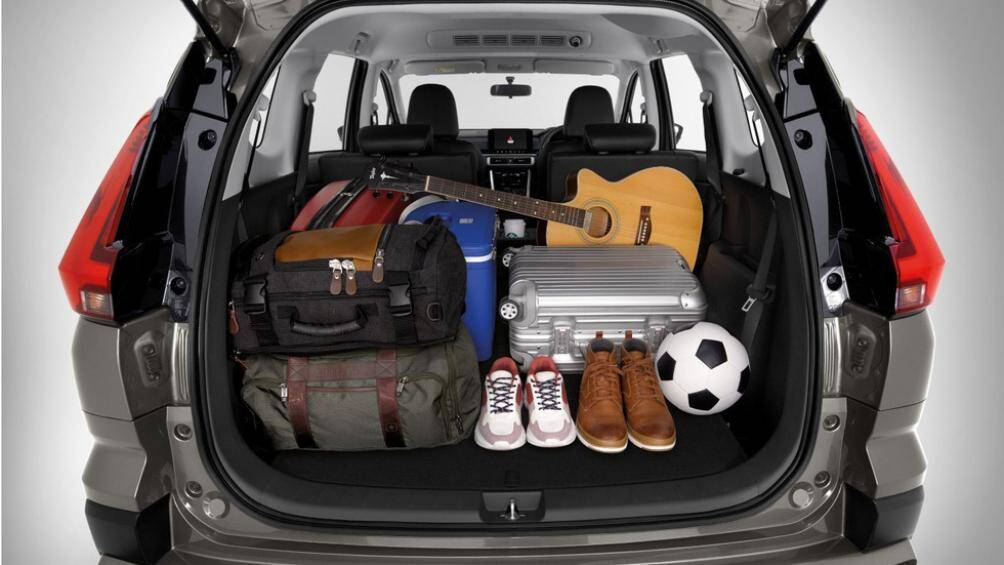 Tại Indonesia, Mitsubishi Xpander Cross 2023 có giá từ 309,95 triệu Rupiah (486 triệu đồng) cho bản số sàn và 335,75 triệu Rupiah (527 triệu đồng) cho bản CVT