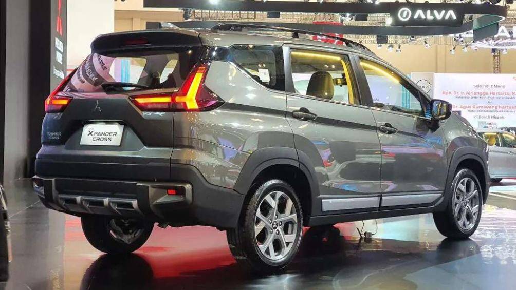 Xpander Cross 2023 sử dụng màu sơn ngoại thất xanh lục Green Bronze Metallic