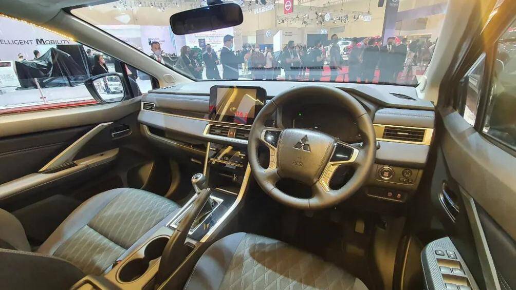 Không gian nội thất, ở bản nâng cấp mới Mitsubishi Xpander Cross 2023 còn được bổ sung phanh đỗ điện tử, cụm đồng hồ kỹ thuật số và màn hình cảm ứng lớn hơn