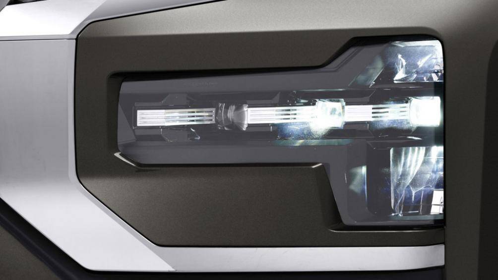 Thêm vào đó là cụm đèn pha LED Projector và cụm đèn hậu LED cùng kiểu hình chữ "T" phía đầu xe, 2 thanh chrome tạo hình chữ X nay được làm dày hơn