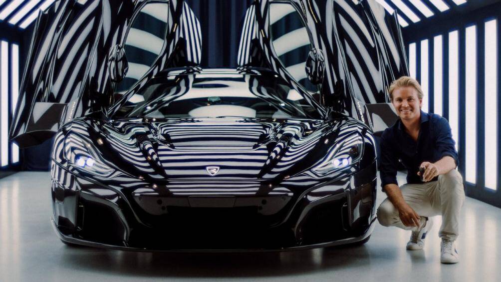 Thân xe được làm bằng carbon trần cũng như các loại da nhiều màu sắc