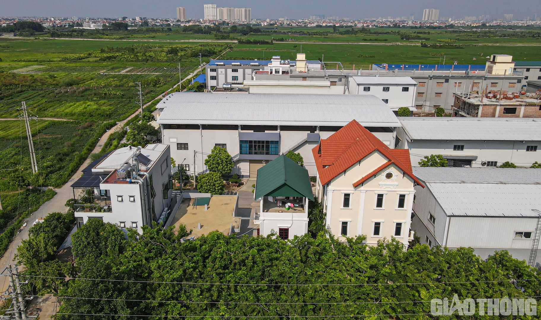 Ngành nghề cụ thể là cụm công nghiệp làng nghề, trong đó định hướng các ngành nghề như: Chế biến tinh bột sắn, chế biến nông sản, chê biến gỗ, các ngành tiểu thủ công nghiệp khác...; Dịch vụ hỗ trợ cụm công nghiệp (cửa hàng xăng dầu) và các ngành nghề sản xuất, kinh doanh khác phù hợp với quy hoạch phát triển công nghiệp... Tuyệt đối không bố trí đơn vị ở, lưu trú, trung tâm dịch vụ thương mại trong phạm vi ranh giới cụm công nghiệp.