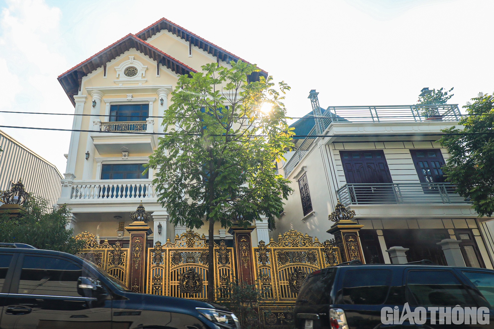 Ghi nhận trực tiếp của PV Báo Giao thông tại đây cho thấy, nhiều biệt thự được xây dựng độc lập, kiên cố, không giống như những nhà xưởng được xây dựng nhằm sản xuất thông thường.