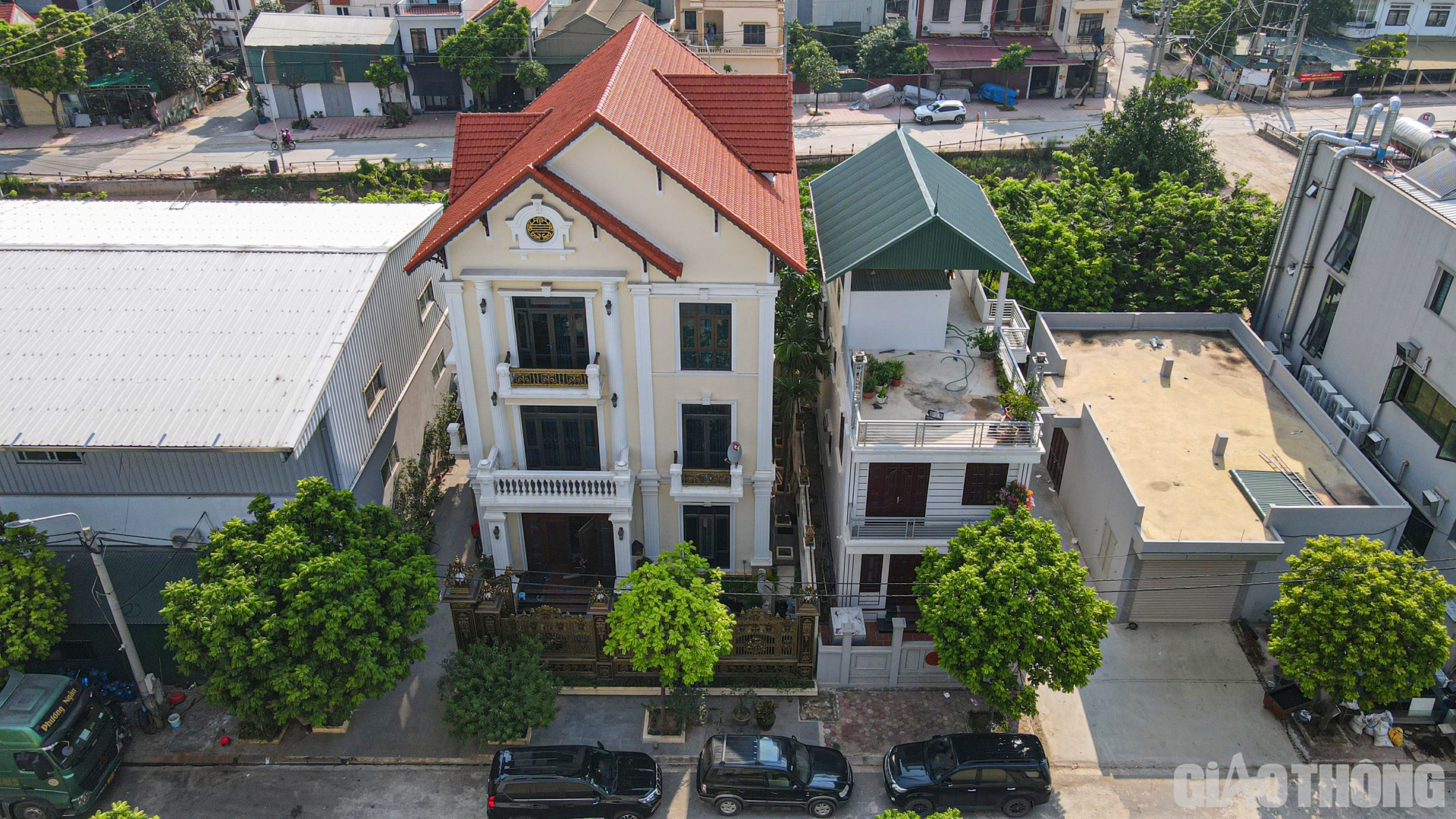 Tuy nhiên mới đây, người dân xã Dương Liễu phản ánh có nhiều biệt thự được xây dựng trọng cụm công nghiệp.