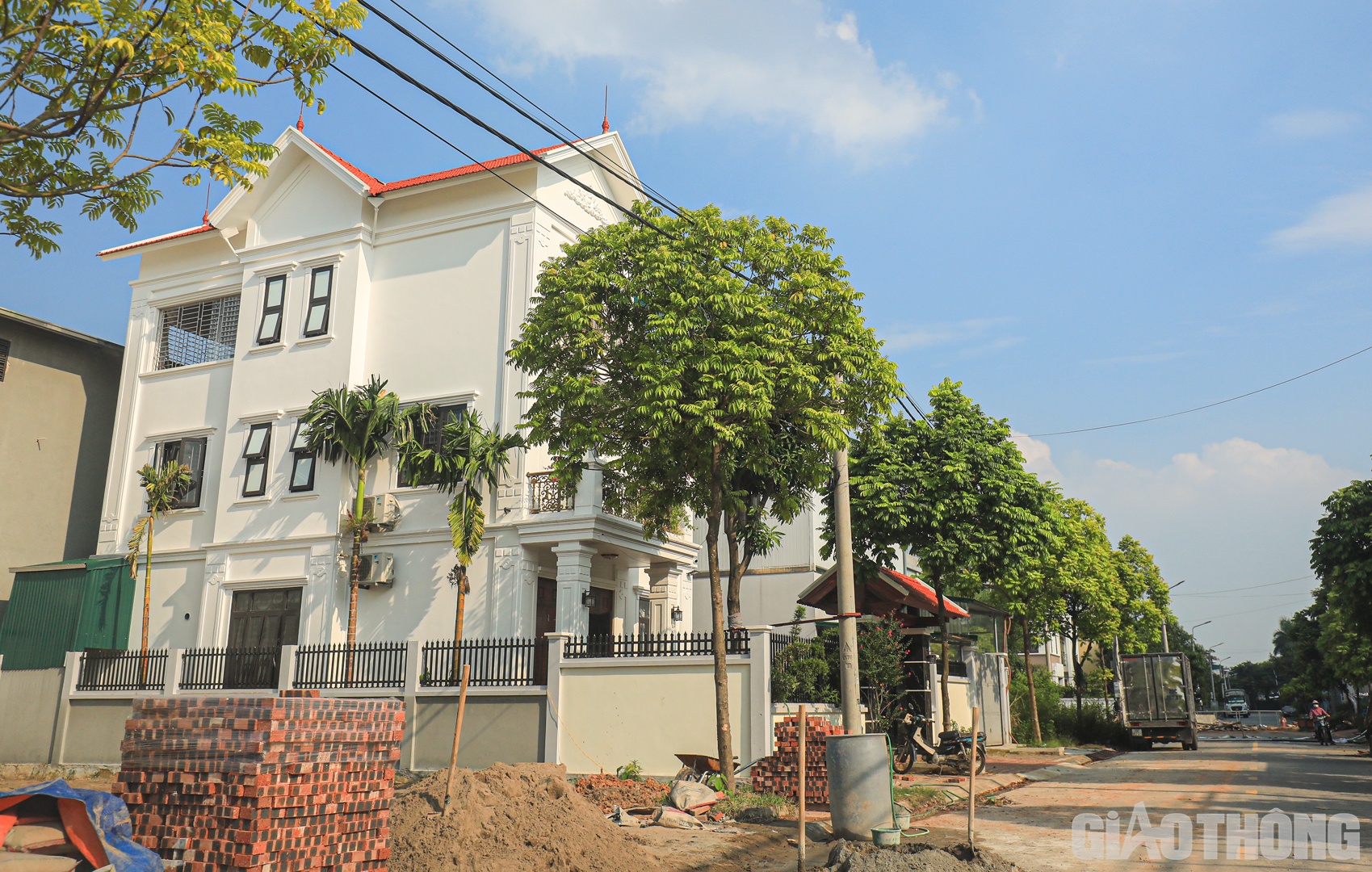 Trao đổi nhanh với PV Báo Giao thông qua điện thoại, đại diện Công ty Cổ phần Tập đoàn Minh Dương, chủ đầu tư cho biết đang đi vắng. Dự án cũng đang được kiểm tra. Trách nhiệm của ai đến đâu sẽ chịu đến đó.