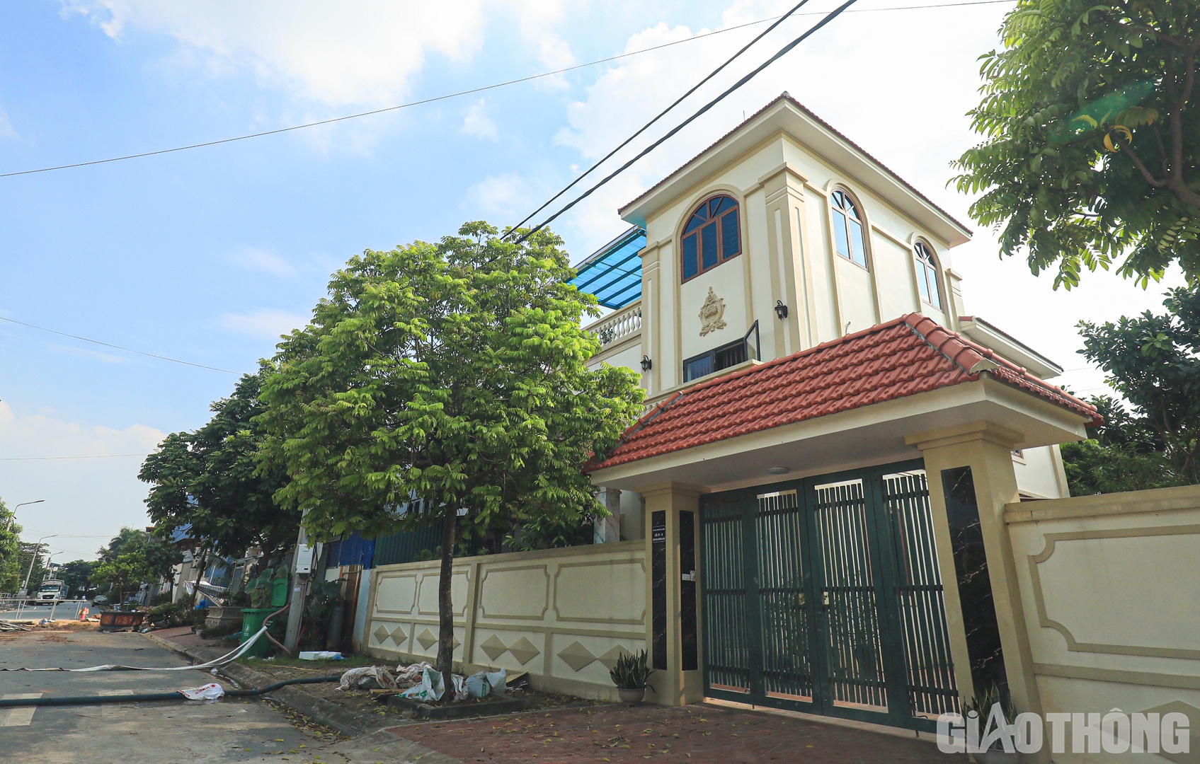 Phía trước cổng ra vào của những công trình này thường được gắn một tấm biển nhỏ đề tên công ty, hộ sản xuất kinh doanh, địa chỉ, số điện thoại giao dịch…