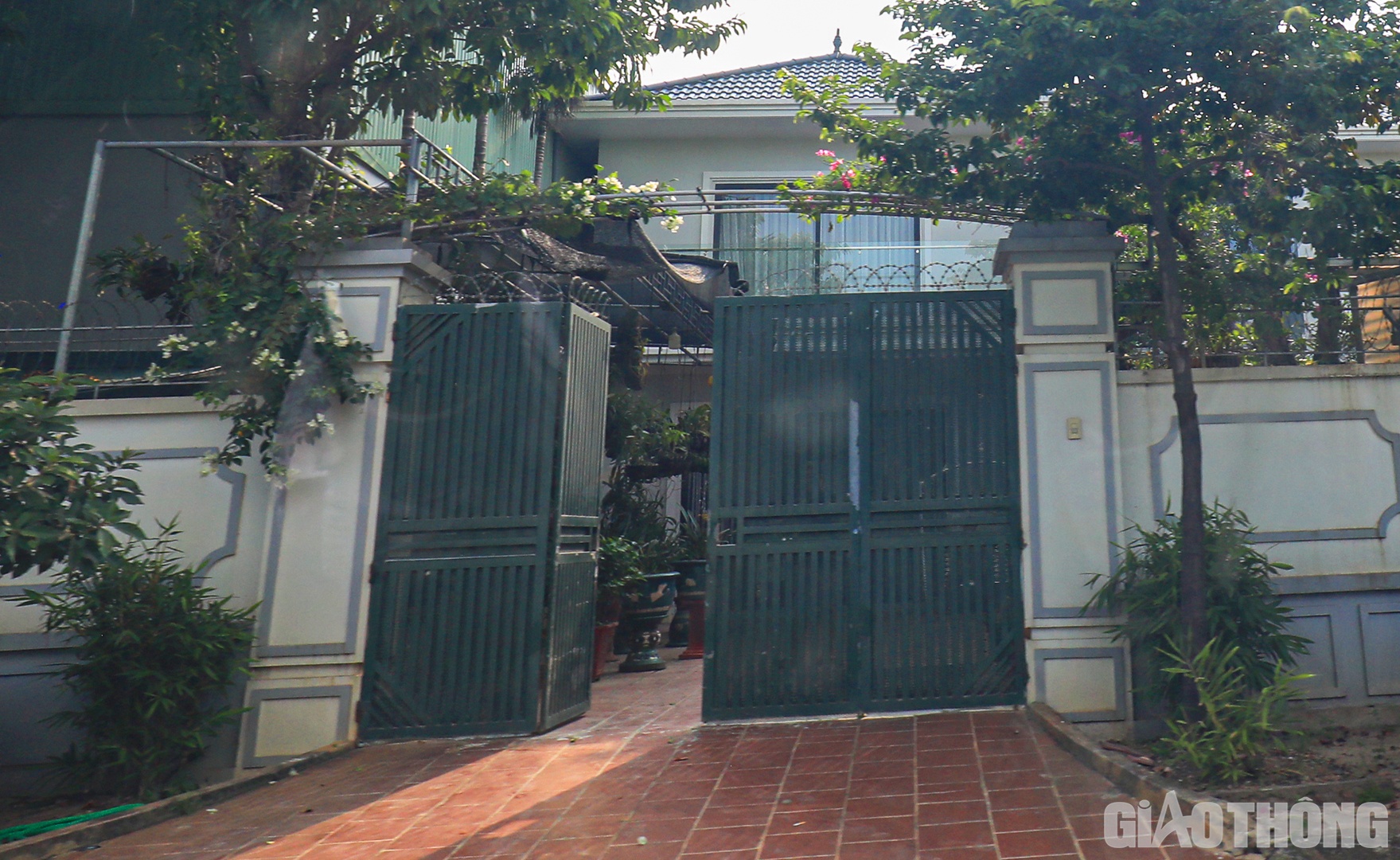 Còn theo ông Nguyễn Tiến Quảng, Phó chủ tịch UBND xã Dương Liễu thông tin, Cụm công nghiệp làng nghề xã Dương Liễu do UBND huyện quản lý, xã chỉ là cơ quan phối hợp quản lý một số lĩnh vực trên địa bàn.