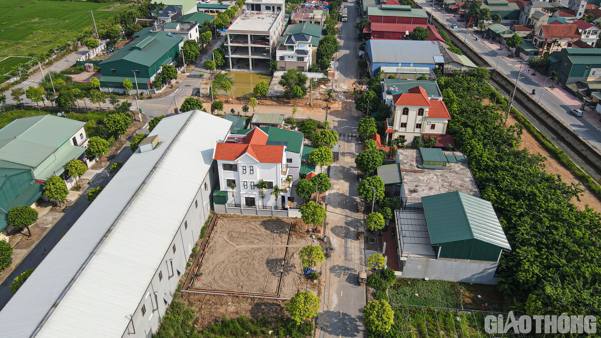 Giai đoạn 2 thực hiện theo QĐ 2456 năm 2020 với quy mô khoảng 17ha. Theo đó, tiêu chí lựa chọn nhà đầu tư thứ cấp vào hoạt động sản xuất trong cụm công nghiệp: Ưu tiên lựa chọn doanh nghiệp sản xuất công nghiệp sạch, sử dụng công nghệ tự động hoá, công nghệ mới hiện đại, thân thiện với môi trường; Di dời cơ sở sản xuất, làng nghề tại khu dân cư ra khu vực sản xuất tập trung.