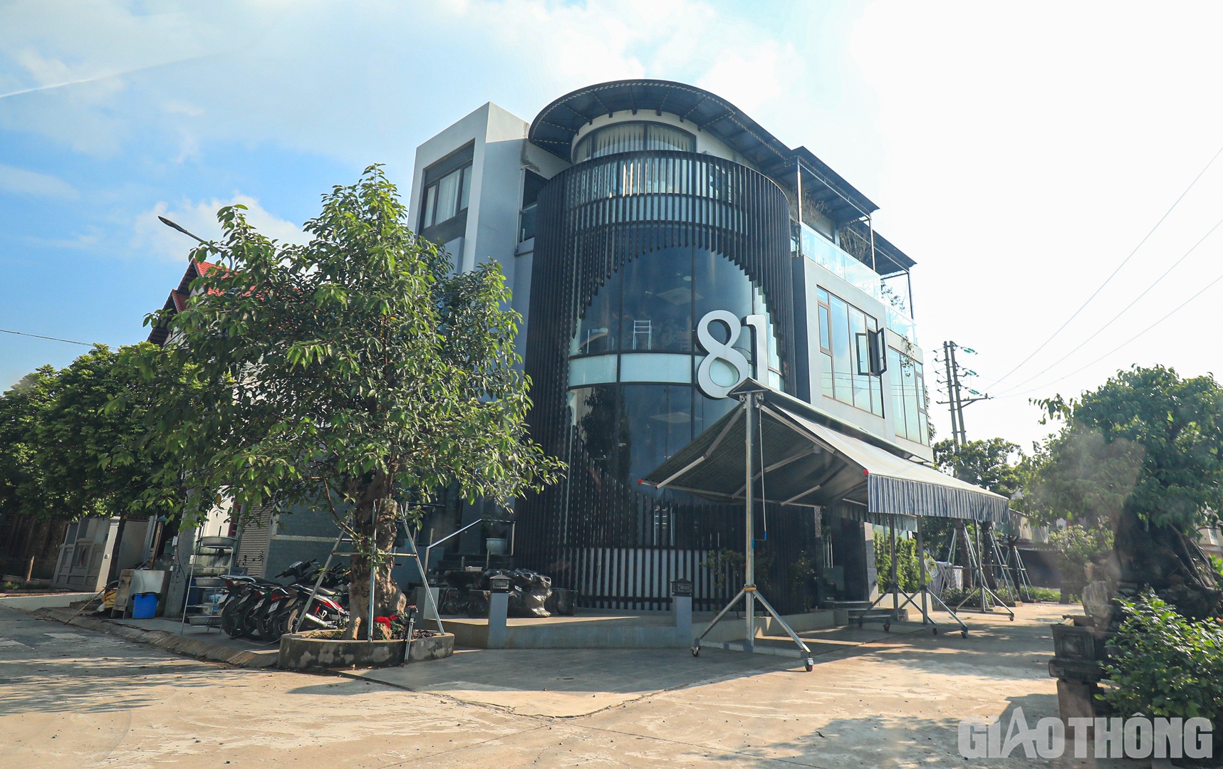 Những công trình được thiết hiện đại mọc lên san sát nằm trong Cụm công nghiệp làng nghề Dương Liễu.