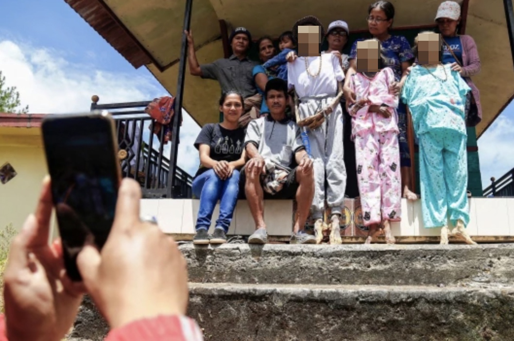 Năm 2017, nhiếp ảnh gia Claudio Sieber đã tìm đến ngôi làng trong vùng và thực hiện một bộ ảnh với mong muốn cho thế giới hiểu rõ hơn phong tục cổ đặc biệt này. Ban đầu, khi tham gia và chứng kiến cảnh đào mộ, anh vô cùng e dè sợ hãi nhưng sau 2-3 ngày, anh dần cảm thấy thoải mái hơn khi sống cạnh một thi thể, từ đó anh cũng thay đổi cách nghĩ về sự sống và cái chết.
“Với người dân Toraja sau khi đã khuất cuộc sống vẫn tiếp diễn nên việc người thân ra đi không phải khoảnh khắc quá đau buồn” – nhiếp ảnh gia Sieber chia sẻ.