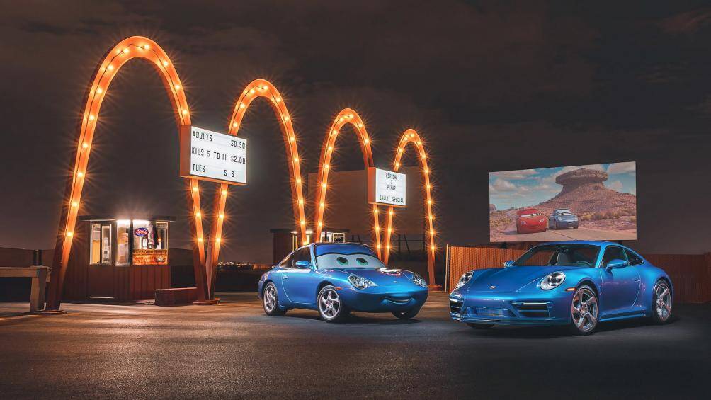 Điểm tương đồng lớn nhất chính là màu sơn “Sally Blue Metallic” độc đáo được phát triển dành riêng cho dự án này