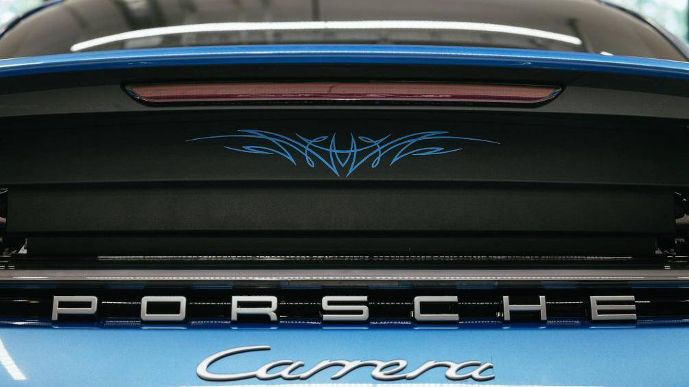 Thêm vào đó là  tấm huy hiệu “Sally Special 001/001” biểu thị phiên bản