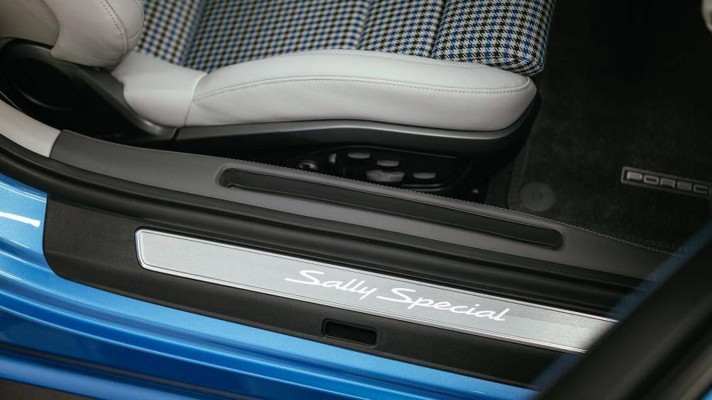 Thương hiệu Porsche đã thiết riêng bộ mâm 5 chấu đặc biệt giống như bộ vành 18 inch 996 Turbo của Sally