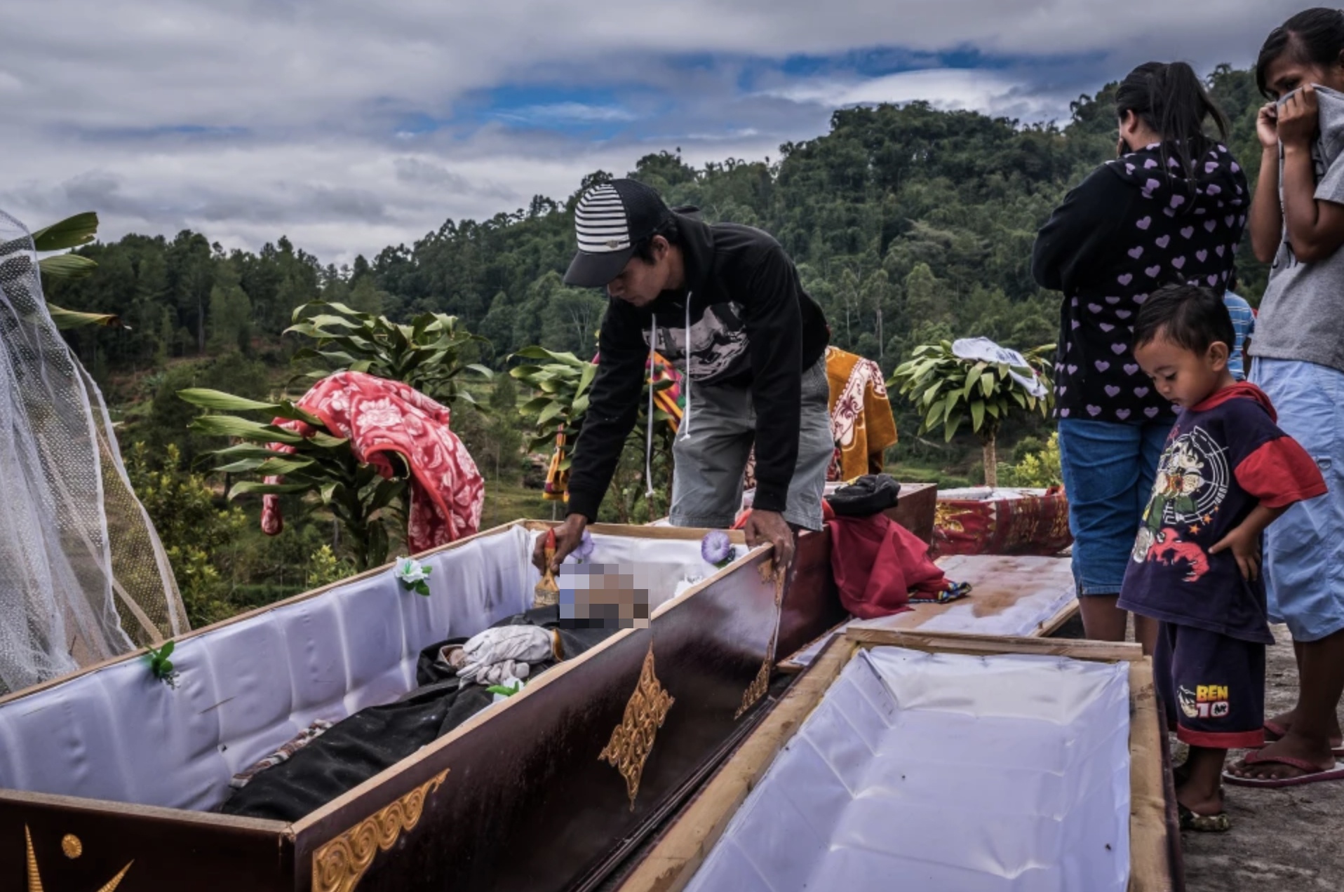 Người Toraja tin rằng, người sống và người đã khuất vẫn có kết nối rất sâu rộng trong thế giới tâm linh. Với họ, nếu tinh thần tổ tiên không vui thì mùa màng năm sau sẽ thất bát. Vậy nên họ rất chú trọng đến việc tổ chức tang lễ cũng như bốc mộ người thân.