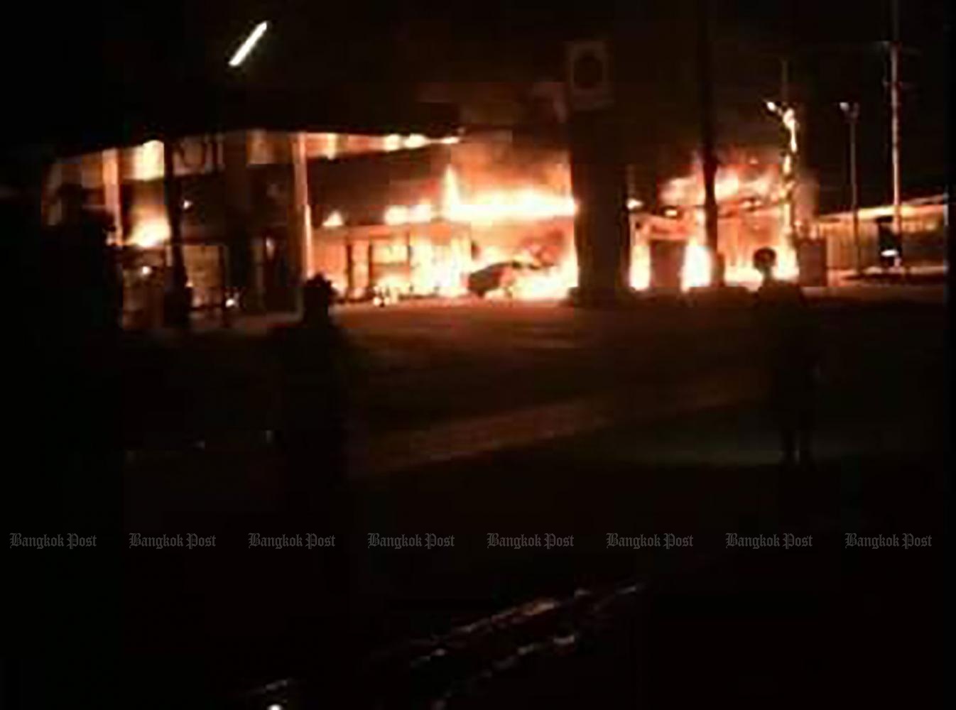 Theo cảnh sát và quân đội, các vụ tấn công bằng bom và phóng hỏa xảy ra từ nửa đêm 16/8 đến sáng 17/8.