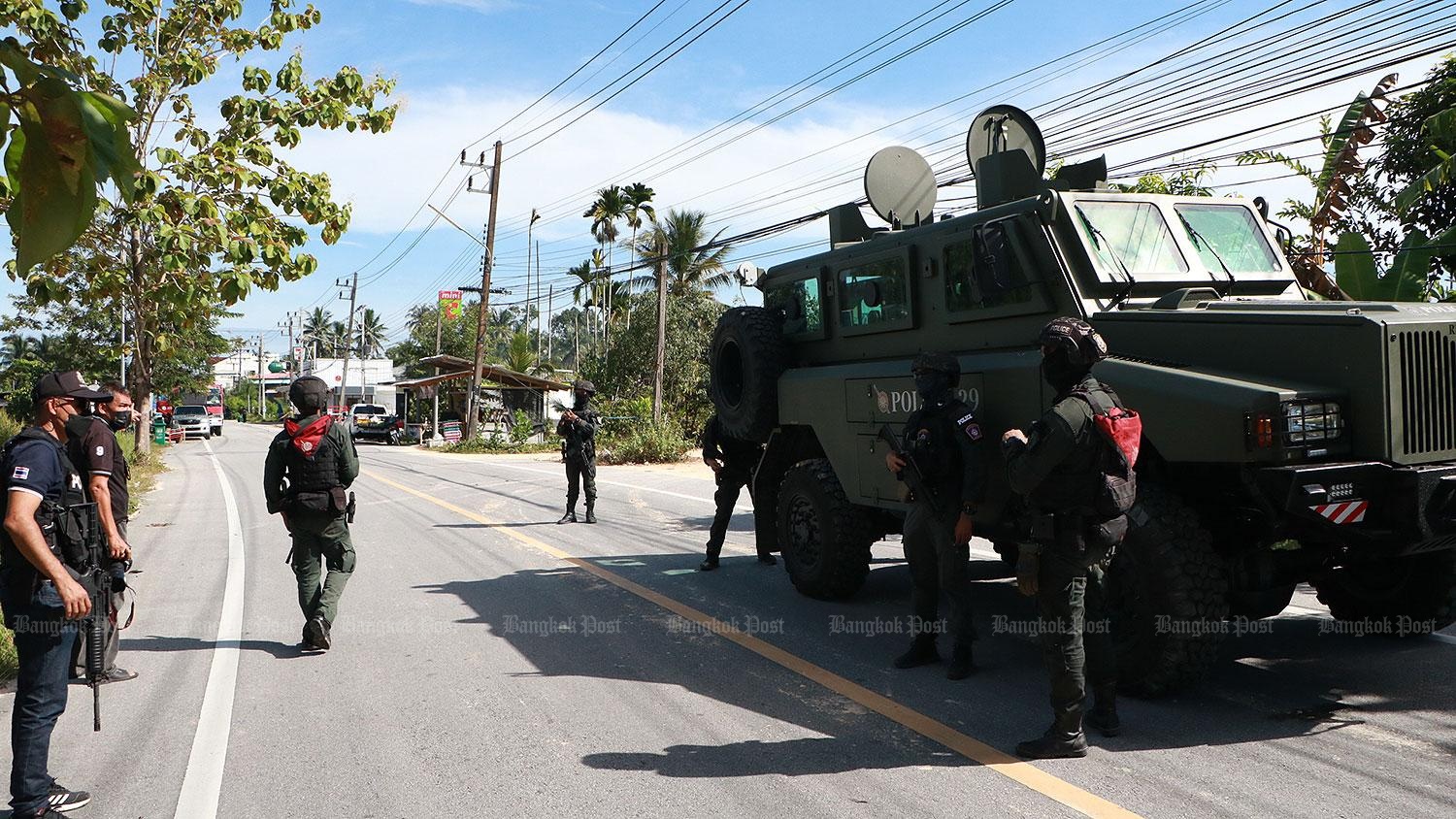 Cảnh sát và quân đội Thái Lan có mặt tại hiện trường.