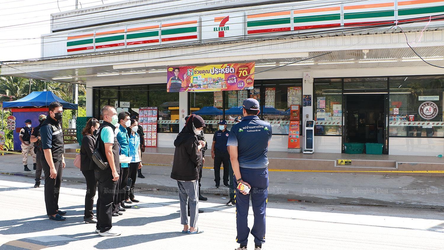 Theo cảnh sát địa phương, tại quận Bannang Sata, khoảng nửa đêm, có 4 người đi 2 chiếc mô tô tới cửa hàng tiện lợi 7-Eleven và ném một quả bom cháy gây hỏa hoạn.