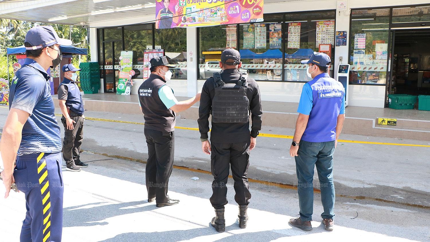 Khi tất cả nhân viên ra ngoài, khoảng 10 phút sau, một quả bom trong túi của người này phát nổ phá tan cửa hàng nhưng không gây thương vong, cũng theo lời điều tra viên này.