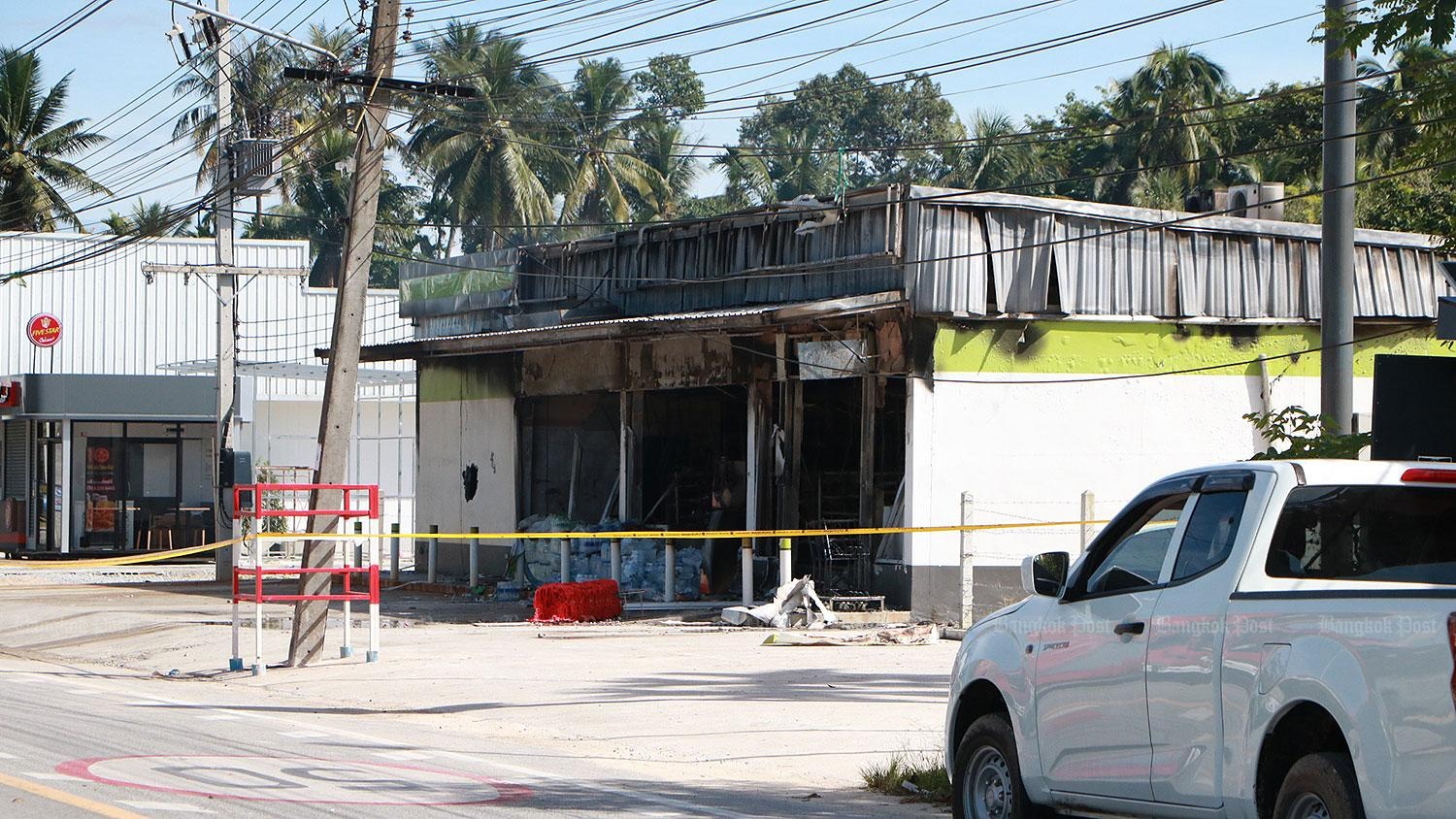 Còn tại quận Yaha, thành phố Yala, theo cảnh sát thành phố, khoảng gần 12 giờ đêm qua, có một người đàn ông đeo khẩu trang và mặc quần áo kiểu Hồi giáo của nữ bước vào một cửa hàng tiện lợi, yêu cầu tất cả nhân viên bên trong ra ngoài nếu không muốn chết.