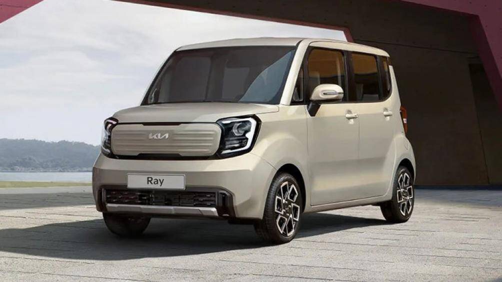 Xe được trang bị lưới tản nhiệt "mũi hổ" đóng kín, tích hợp logo của nhà sản xuất. Nằm hai bên lưới tản nhiệt là cụm đèn pha nằm dọc