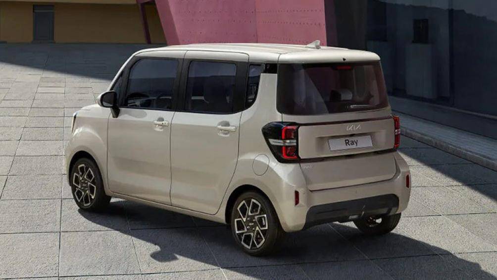 Đằng sau, Kia Ray 2023 được bổ sung cụm đèn hậu LED mới với thiết kế hình chữ "C" giống dải đèn LED định vị ban ngày