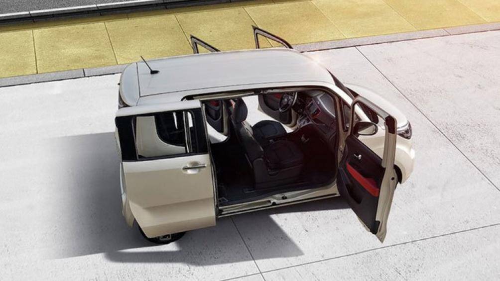 Ngoài ra, cản sau tích hợp đèn phản quang nằm dọc và bộ khuếch tán gió giả màu đen. Ngay cả cửa cốp sau cũng đã được làm mới thiết kế