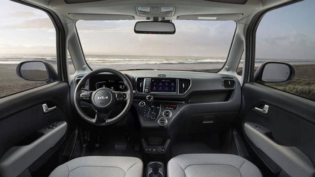 Bên trong xe, hãng Kia bổ sung bảng đồng hồ kỹ thuật số với màn hình LCD 4,2 inch mới và những chi tiết nội thất màu tối hơn