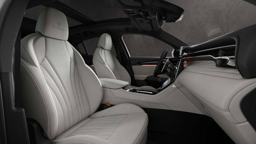 Phiên bản đặc biệt có màu ngoại thất ba lớp phủ kim loại Bianco Astro (trắng), Blu Nobile (xanh) và ngoại thất ba lớp Grigio Cangiante (bạc)